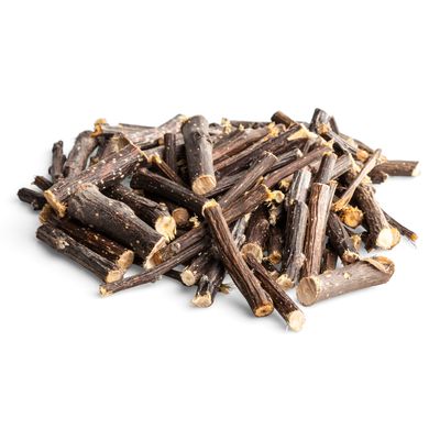 Bâtonnets en bois naturel coupés, empilés sur fond blanc, sans emballage ni marque visible.