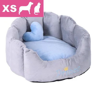 XS grå og lyseblå hunde- eller kattekurv i stof med hjertepude. Tekst: Prince med gul krone broderet på forsiden. XS grå og lyseblå hunde- eller kattekurv i stof med hjertepude. Tekst: Prince med gul krone broderet på forsiden.