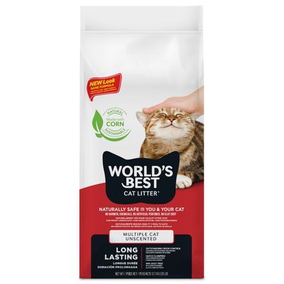 WORLD'S BEST CAT LITTER, naturally safe, made with corn, multiple cat unscented, long lasting. Kat wordt geaaid op de verpakking. Tekst deels in het Engels.