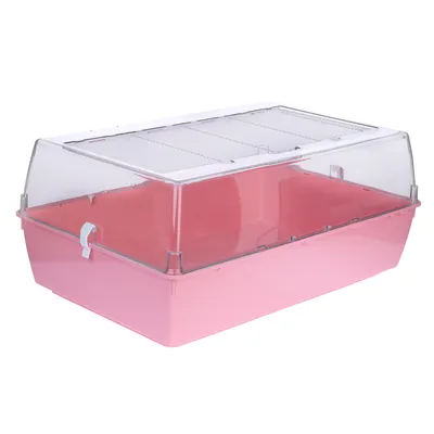 Cage pour petits animaux en plastique rose avec couvercle transparent et grille métallique sur le dessus, système de fermeture latérale visible.