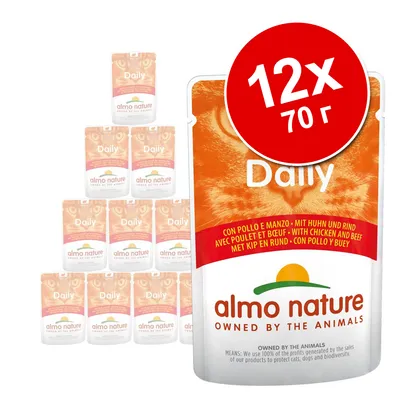 Набор из 12 паучей по 70 г Almo Nature Daily с курицей и говядиной. На упаковке надписи: 'WITH CHICKEN AND BEEF', 'almo nature OWNED BY THE ANIMALS'.