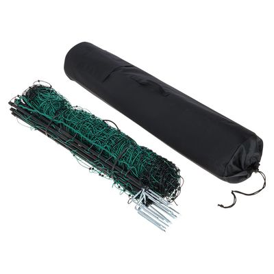 Groen net met zwarte palen en metalen punten, opgevouwen naast een zwarte draagtas.
