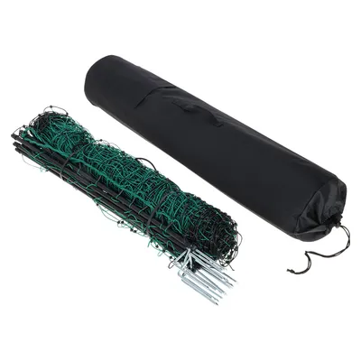 Filet vert et noir avec piquets métalliques, présenté plié à côté d’un sac de transport noir cylindrique à poignée et cordon de serrage, matériaux visibles : métal, tissu, plastique.