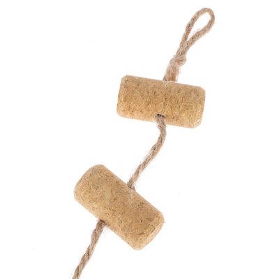 Zabawka z dwóch cylindrów korkowych, połączonych sznurkiem jutowym z pętlą.