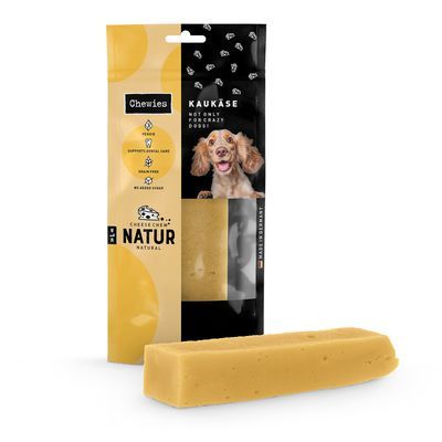 Chewies Kaukäse, verpakking met zichtbare kauwstaaf. Tekst: 'supports dental care', 'grain free', 'no added sugar', merknaam Cheese Chew Natur Natural, afbeelding hond op verpakking.