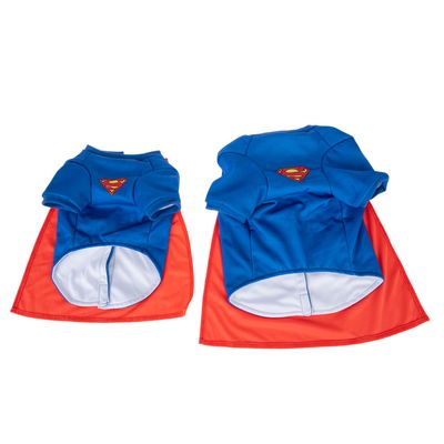 Twee blauwe hondenkostuums met rode cape en Superman-logo op de rug, in verschillende maten.
