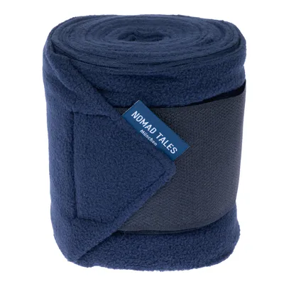 Nomad Tales München, donkerblauwe fleecedeken met elastische band voor compacte opslag.