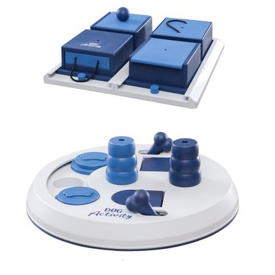 Jeux d’intelligence pour chien en plastique bleu et blanc, texte visible : DOG Activity, symbole de réduction en rouge avec %.