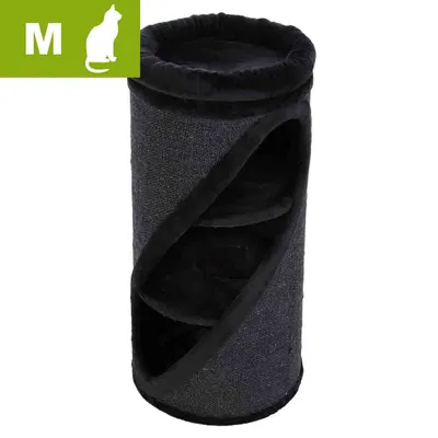 Czarny drapak dla kota, kształt walca z otwartą ścianką i trzema poziomami wewnątrz. W lewym górnym rogu ikona kota i litera M. Czarny drapak dla kota, kształt walca z otwartą ścianką i trzema poziomami wewnątrz. W lewym górnym rogu ikona kota i litera M.