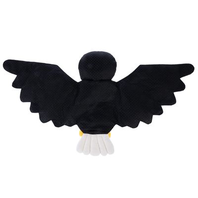 Черна плюшена играчка във формата на птица с разперени крила и бял опашка.