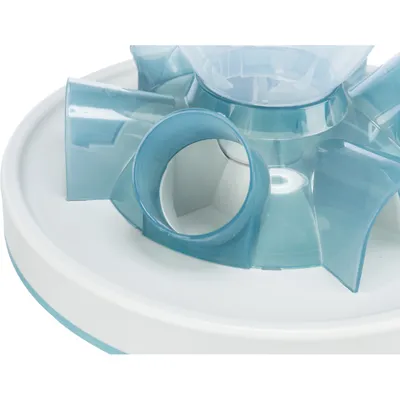 Vue rapprochée d’un jouet distributeur pour animaux en plastique bleu transparent et blanc, avec plusieurs tunnels circulaires disposés autour d’un centre.