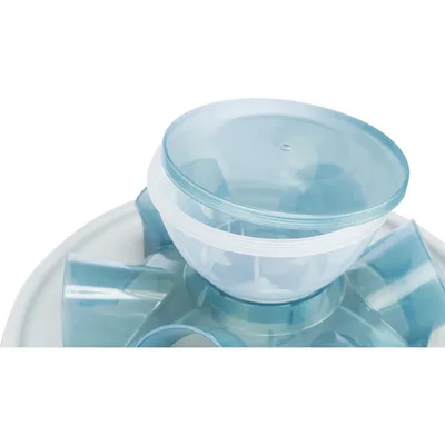Transparenter Futterbehälter aus Kunststoff mit Deckel, Teil eines interaktiven Futtersystems.