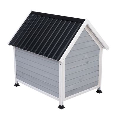 Niche pour chien en bois gris avec toit à deux pentes en métal noir, surélevée sur quatre pieds noirs. Aucun logo ou texte visible.