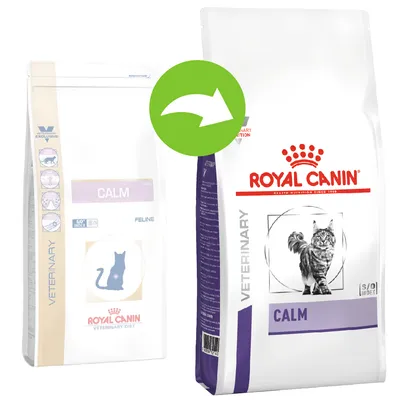 Royal Canin Veterinary Calm -kissanruokapakkausten uudistus: vanha ja uusi pakkaus vierekkäin, vihreä nuoli osoittaa muutoksen. Molemmissa pakkauksissa teksti CALM.