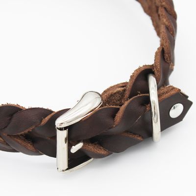 Flätat brunt läderhalsband med silverfärgat spänne och metallring, lämpligt för husdjur.