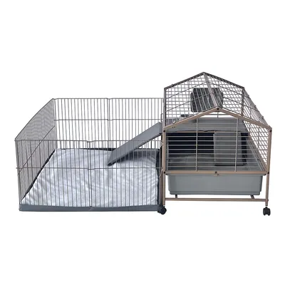 Enclos pour petits animaux en métal avec maisonnette, rampe d’accès et bac plastique gris, tapis au sol, structure sur roulettes.