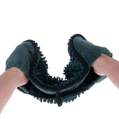 Guanti in microfibra con struttura a nodini, adatti per pulizia o cura. Tenuti da due mani, colore verde scuro con bordo nero.