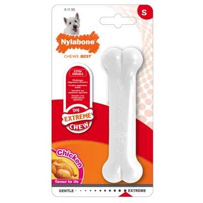 Nylabone Chews Best Dog Extreme Chew S, extra durable, příchuť Chicken, pro psy 0–11 kg. Bílá kost na kartě s textem 'flavour for life', označení úrovně EXTREME. Nylabone Chews Best Dog Extreme Chew S, extra durable, příchuť Chicken, pro psy 0–11 kg. Bílá kost na kartě s textem 'flavour for life', označení úrovně EXTREME.