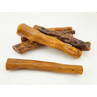 Flera bruna tuggpinnar i stavform på vit bakgrund.