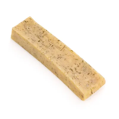 Snack da masticare a forma rettangolare, beige con pezzi visibili di erbe.