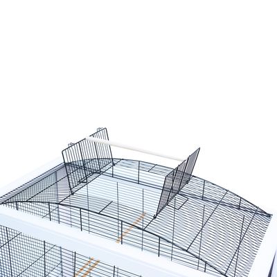 Fågelbur med väggar av metallgaller, öppet tak och sittpinne av trä. Lämplig för fåglar.