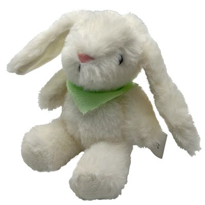 Biała pluszowa zabawka w kształcie królika z zieloną chustką na szyi. Odpowiednia jako przytulanka lub zabawka dla zwierząt domowych.
