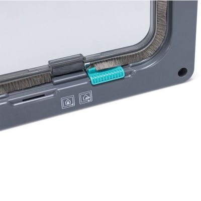 Vista dettagliata di una porta per pet grigia con guarnizione a spazzola e chiusura scorrevole. Simboli per interno ed esterno visibili.