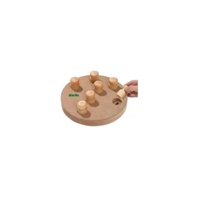 Rond houten intelligentiespel met zeven cilinders, merknaam Karlie zichtbaar. Hand tilt een cilinder op om een opening in het spel te onthullen.