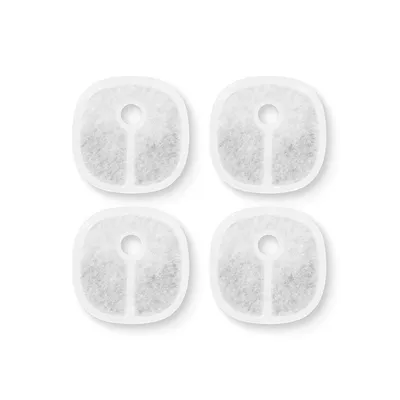 Lot de 4 filtres carrés blancs avec trou central, surface divisée en deux parties, matériau type tissu ou fibre visible.