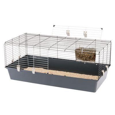 Kleintierkäfig mit Metall-Gitterwänden, grauer Kunststoffwanne, Heuraufe und zwei aufklappbaren Türen. Innen mit Einstreu gefüllt.
