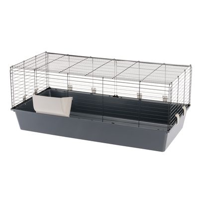 Kleintierkäfig mit grauer Kunststoffwanne, Metall-Gitterwänden und integriertem Heuraufe. Boden mit Einstreu ausgelegt.