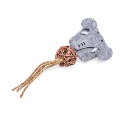 Spielzeug aus Filz in Elefantenform mit einer Kugel aus Holzgeflecht und Seilanhängern.