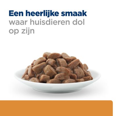 Schaal met bruine stukjes vlees in saus. Tekst: Een heerlijke smaak waar huisdieren dol op zijn.