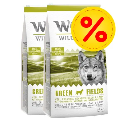 To sække Wild Green Fields tørfoder, 12 kg, med teksten '100% grain-free recipe' og 'lots of fresh chicken meat & lamb', stor gul procenttegn for tilbud øverst til højre.