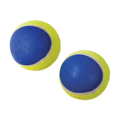 Kaksi tennispallon näköistä lelua, joissa sininen pinta ja tekstit SQUEAKAIR sekä KONG. Värit keltainen ja sininen, materiaalina muovi tai kumipinta.