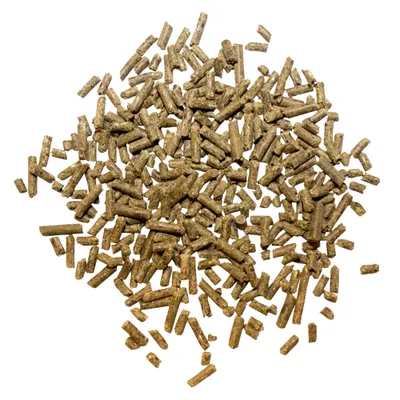 Lose, braune Futterpellets auf weißem Hintergrund, zeigen die Form und Größe des Produkts. Lose, braune Futterpellets auf weißem Hintergrund, zeigen die Form und Größe des Produkts.