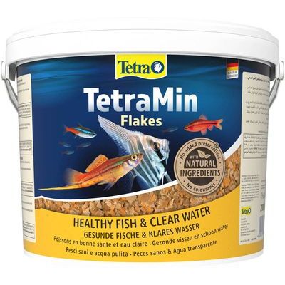TetraMin Flakes visvoer, met tekst: 'HEALTHY FISH & CLEAR WATER', 'with NATURAL INGREDIENTS', 'Gezonde vissen en schoon water'. Emmer met afbeelding van aquariumvissen.