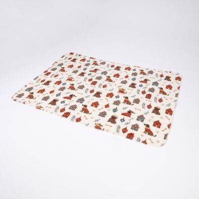 Tappetino rettangolare con motivo colorato composto da casette per cani, cani, ossa e elementi vegetali su sfondo bianco.