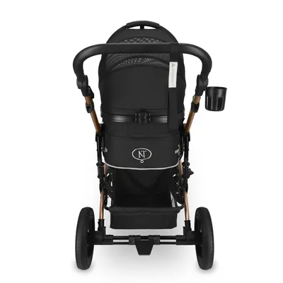 Zwarte huisdierenbuggy met netafdekking, bekerhouder en stevig frame. Merk NT zichtbaar op de tas.