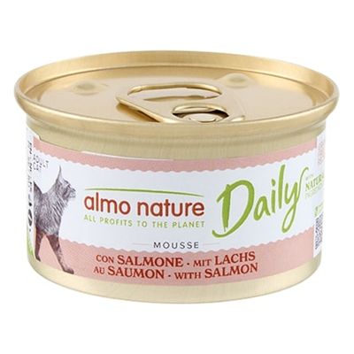 almo nature Daily mousse con salmone, lattina per gatti adulti. Testo visibile: ALL PROFITS TO THE PLANET, con SALMONE – mit LACHS – au SAUMON – with SALMON.