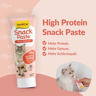 GimCat Snack Paste High Protein mit Lachs & Thunfisch. Mehr Protein, mehr Genuss, mehr Schleckspaß. Ohne Getreide und Zuckerzusatz. Made in Germany. Katze leckt an Tube.