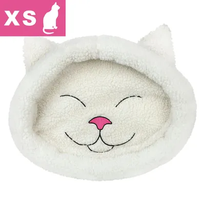 Hvid katteformet katteseng i fleece med broderet ansigt og lyserød næse. Øverst venstre hjørne: pink felt med hvid katteikon og teksten XS.