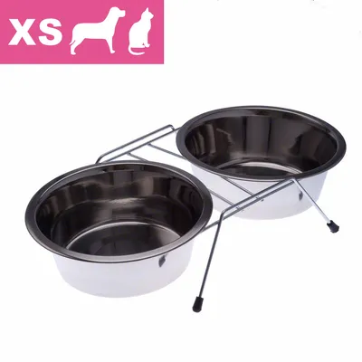 To skåle i rustfrit stål på stativ, størrelse XS. Pink felt med hvid tekst: XS og silhuetter af hund og kat øverst til venstre.