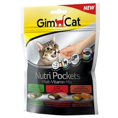 GimCat Nutri Pockets Malt-Vitamin Mix, opakowanie z kotem jedzącym przysmak. Widoczne teksty: <2 kcal, 12 witamin, Anti-Hairball, Omega 3 & 6, z kocimiętką, multiwitaminą, wołowiną, łososiem.