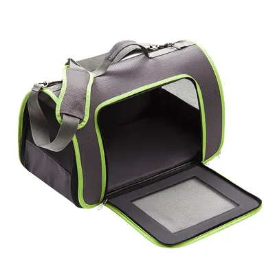 Borsa trasportino per animali in tessuto grigio con profili verdi, apertura frontale con rete e manici regolabili visibili. Borsa trasportino per animali in tessuto grigio con profili verdi, apertura frontale con rete e manici regolabili visibili.