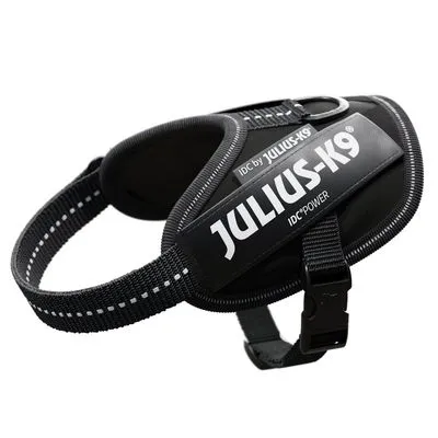 Hondentuig Julius-K9 IDC® Power, zwart met reflecterende stiksels en zichtbaar merklabel. Gesp en metalen ring duidelijk te zien.