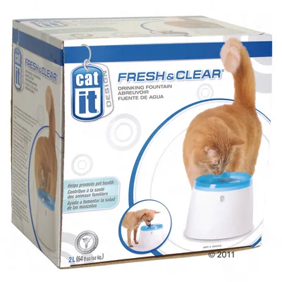 Catit Fresh & Clear drinkfontein, 2L capaciteit. Bevordert de gezondheid van huisdieren. Afbeelding van een kat die uit de fontein drinkt.