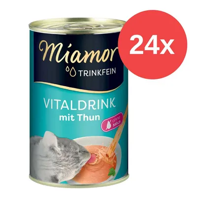Miamor Trinkfein Vitaldrink mit Thun, ohne Milch, 24x Dosen. Katze trinkt aus Schale mit Flüssigkeit.