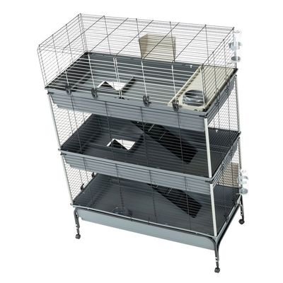 Dreistöckiger Käfig aus Metall mit Gitterwänden, Rampen, Futter- und Wasserschalen sowie Rollen für einfache Bewegung.