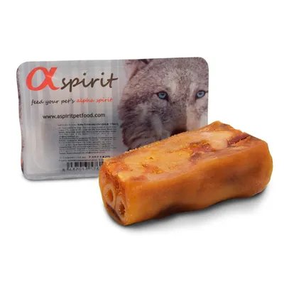 Alpha Spirit kosť na žuvanie pred obalom s motívom vlka a textom: 'feed your pet's alpha spirit', www.aspiritpetfood.com.